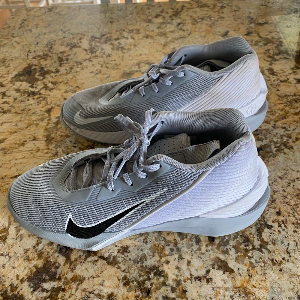 Nike Men’s Gray and White Sneakers with Black Swoosh